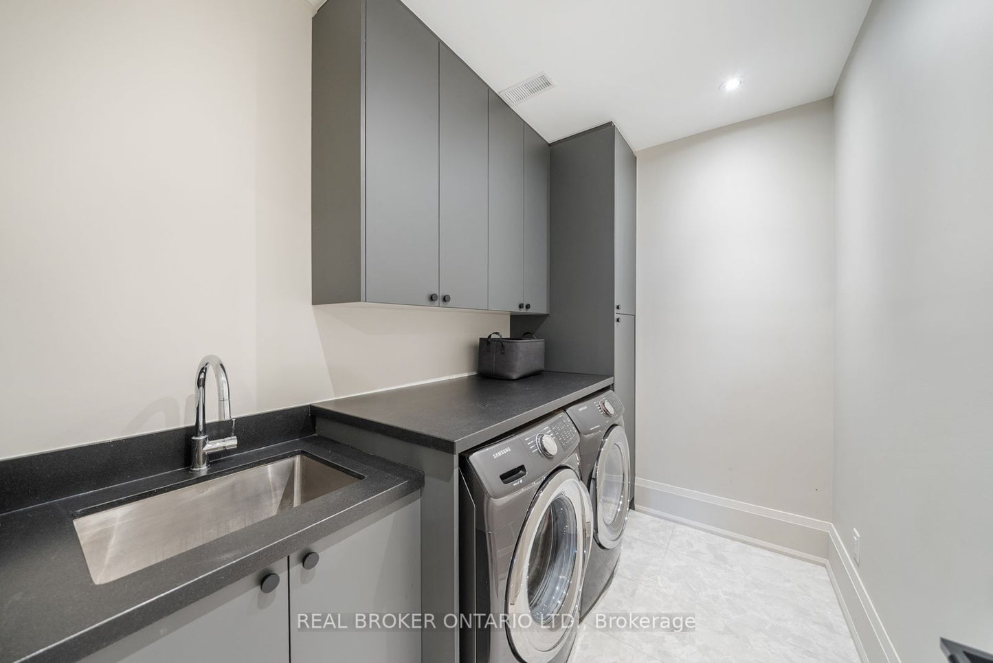 172-174 VICTORIA STREET Newmarket (Central Newmarket), Ontario L3Y4E1