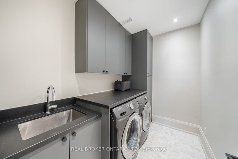 172-174 VICTORIA STREET Newmarket (Central Newmarket), Ontario L3Y4E1