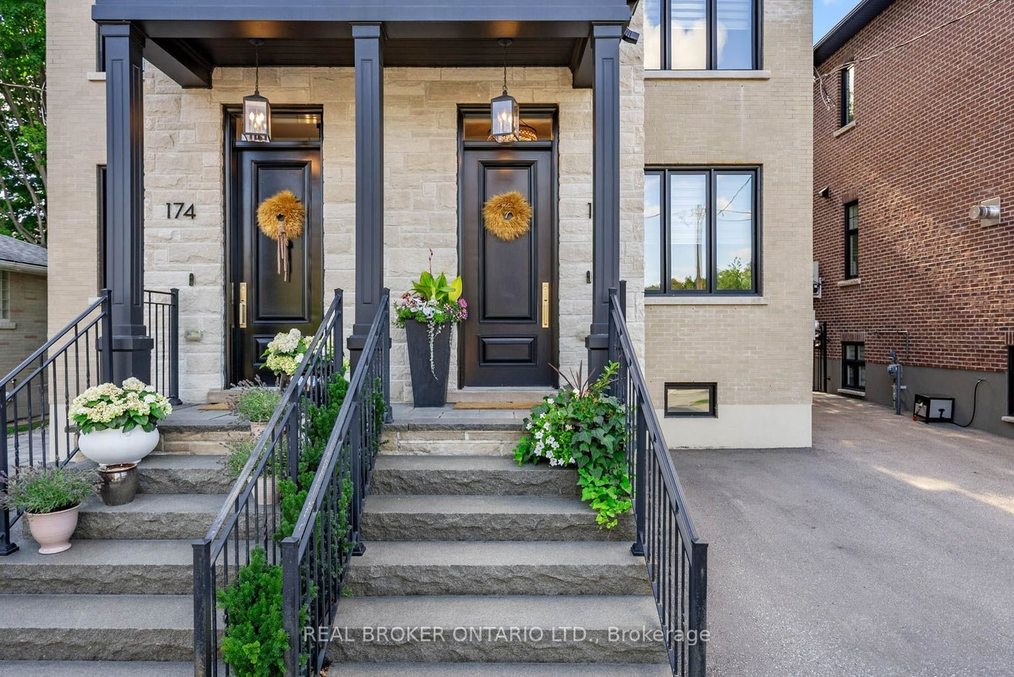 172-174 VICTORIA STREET Newmarket (Central Newmarket), Ontario L3Y4E1