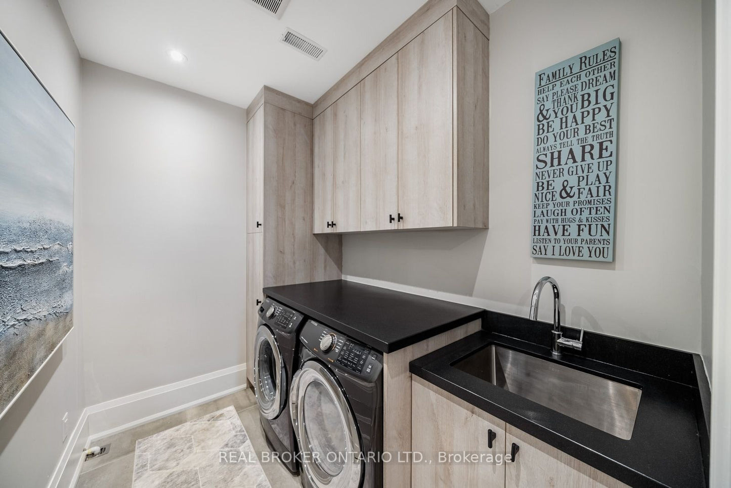172-174 VICTORIA STREET Newmarket (Central Newmarket), Ontario L3Y4E1