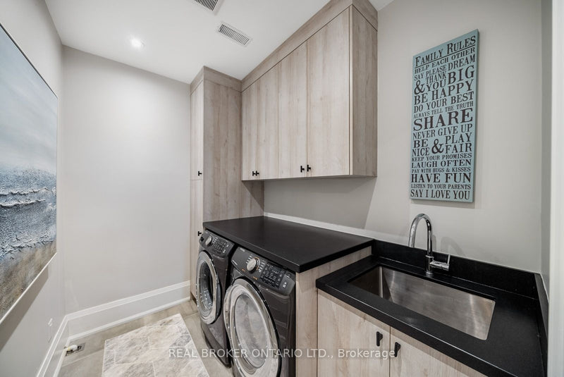 172-174 VICTORIA STREET Newmarket (Central Newmarket), Ontario L3Y4E1