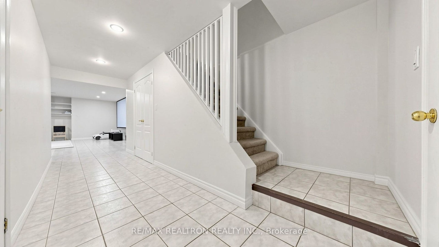 21 BELVIA DRIVE Vaughan (Patterson), Ontario L4K5J6