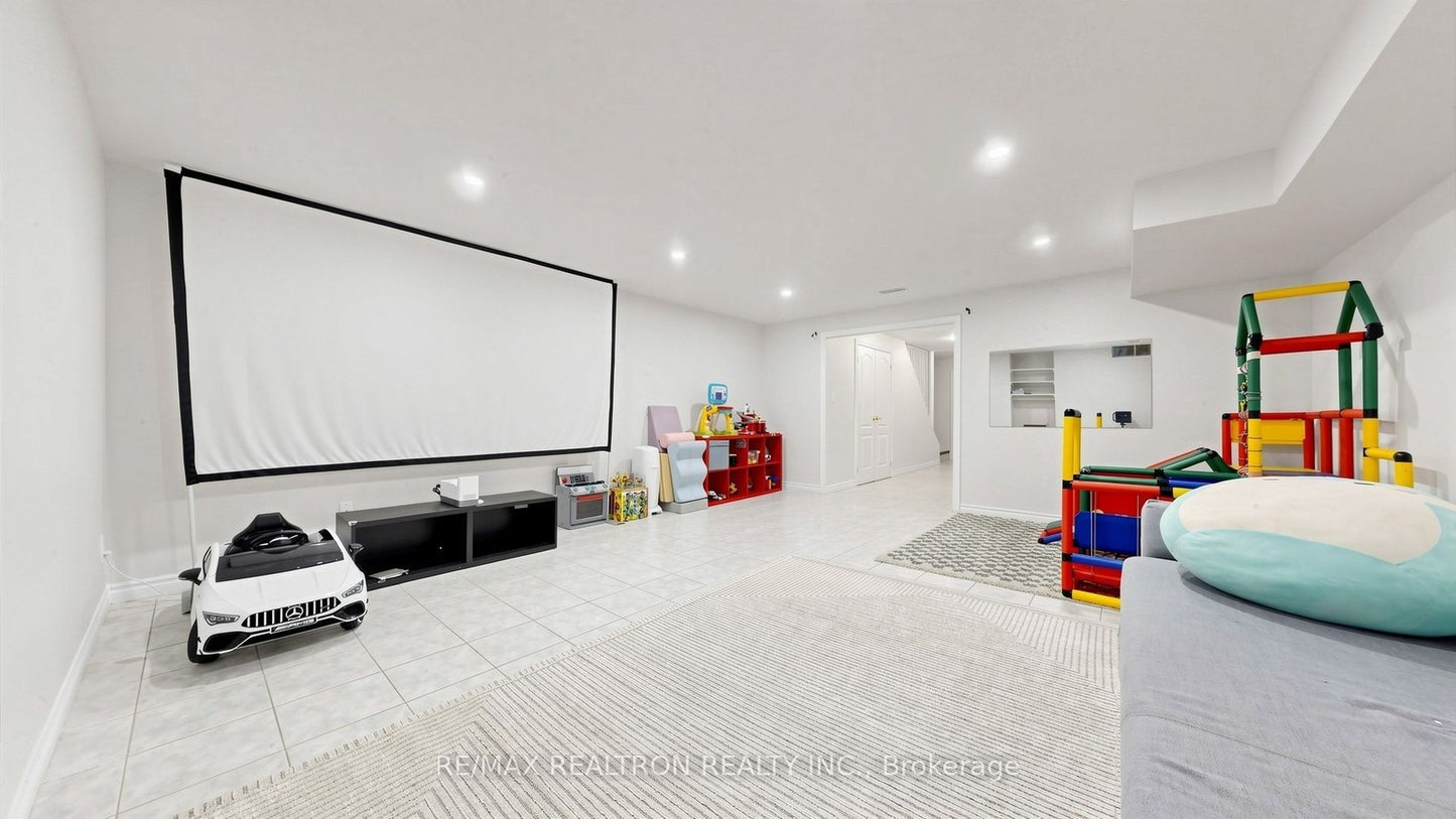 21 BELVIA DRIVE Vaughan (Patterson), Ontario L4K5J6