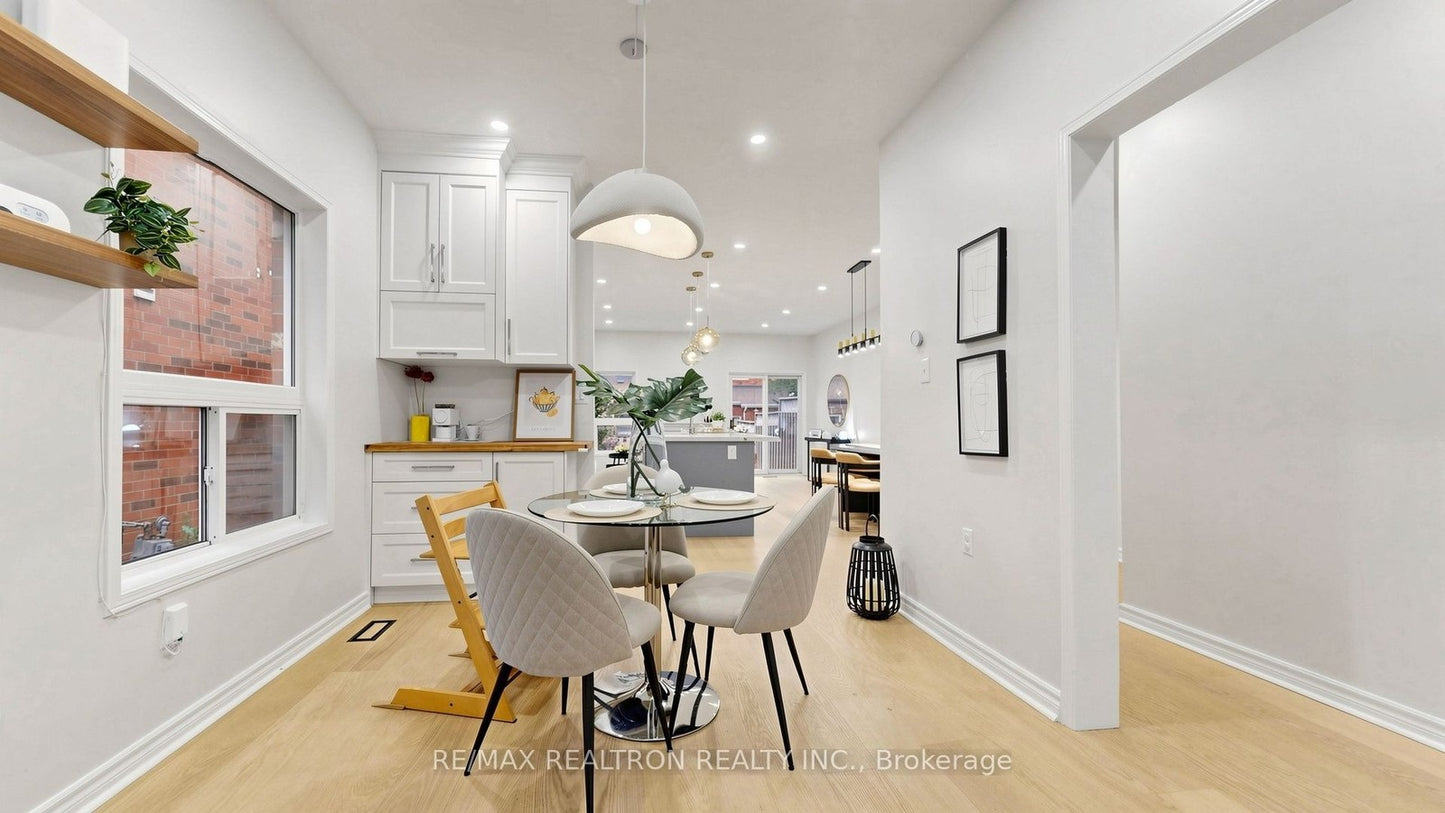 21 BELVIA DRIVE Vaughan (Patterson), Ontario L4K5J6