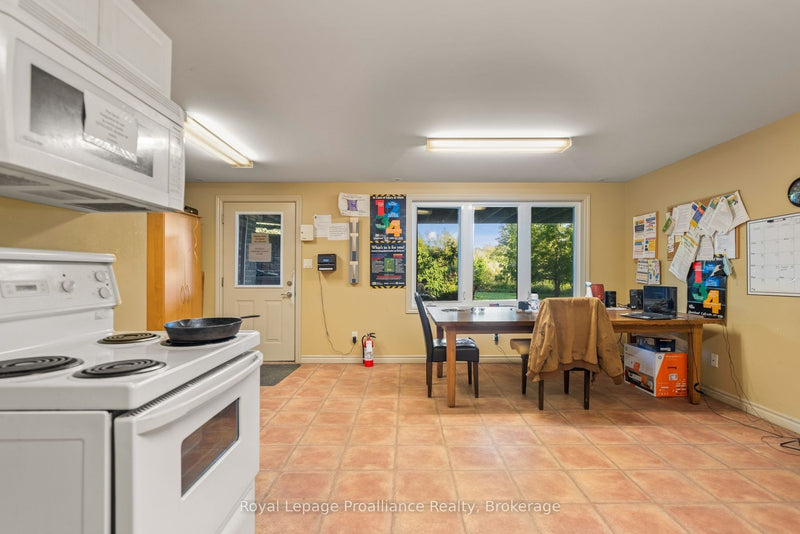 46 STAPLETON ROAD Prince Edward County (Hillier Ward), Ontario K0K2T0