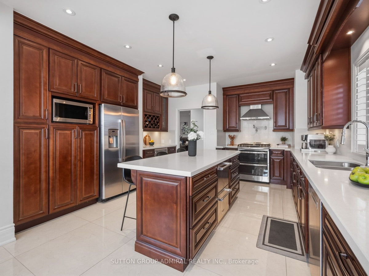 6 COLTON CRESCENT SOUTH, Woodbridge, ON L4L3L7