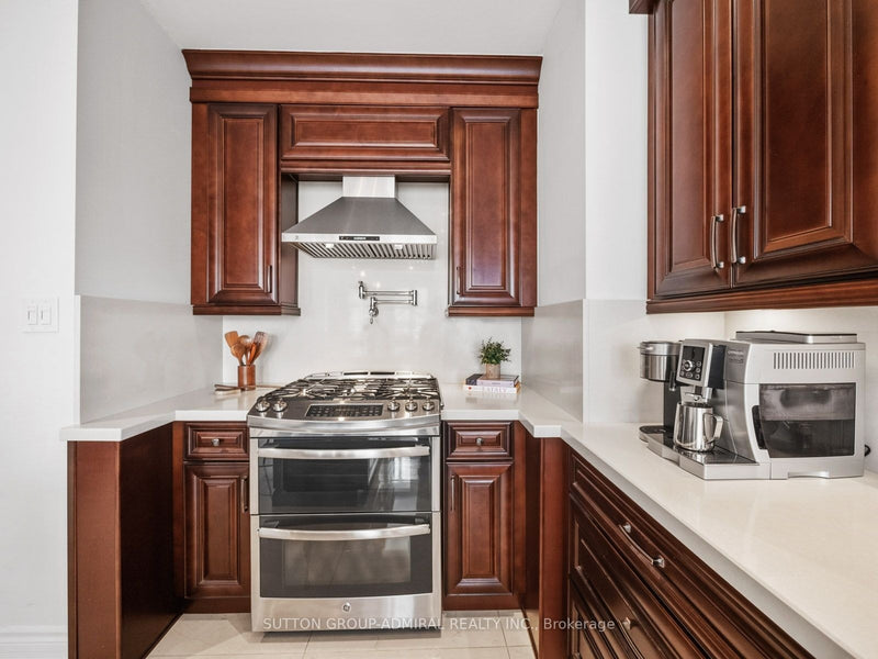 6 COLTON CRESCENT SOUTH, Woodbridge, ON L4L3L7