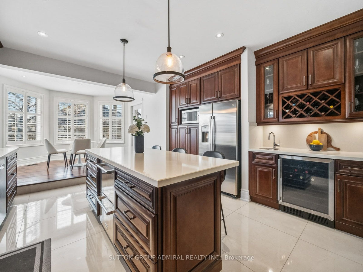 6 COLTON CRESCENT SOUTH, Woodbridge, ON L4L3L7