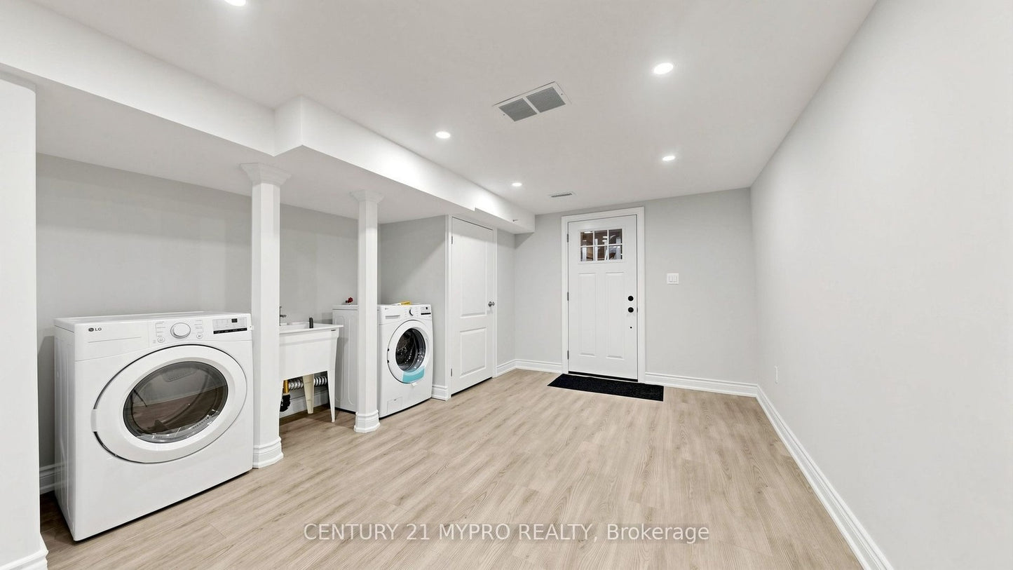 7 CHERRY NOOK GARDENS Toronto (Greenwood-Coxwell), Ontario M4L1J5