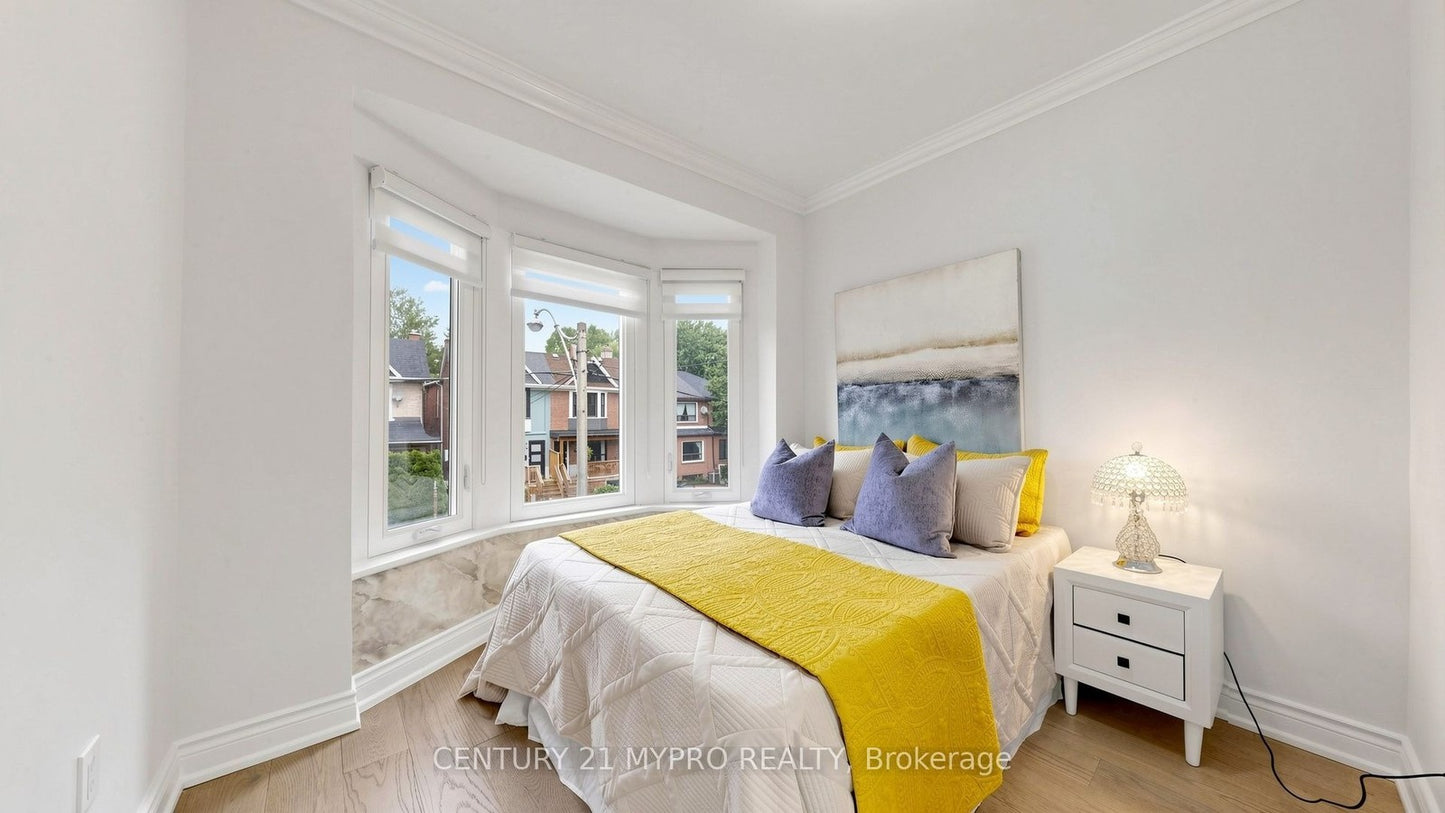 7 CHERRY NOOK GARDENS Toronto (Greenwood-Coxwell), Ontario M4L1J5