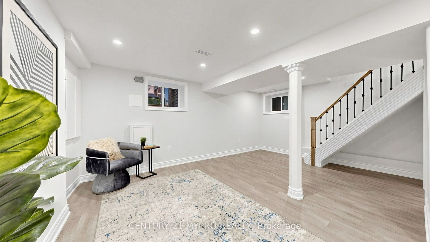 7 CHERRY NOOK GARDENS Toronto (Greenwood-Coxwell), Ontario M4L1J5