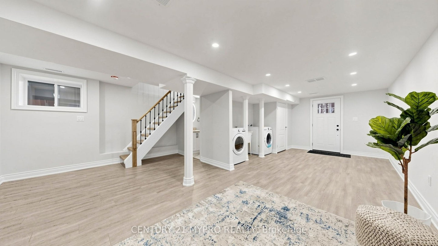 7 CHERRY NOOK GARDENS Toronto (Greenwood-Coxwell), Ontario M4L1J5