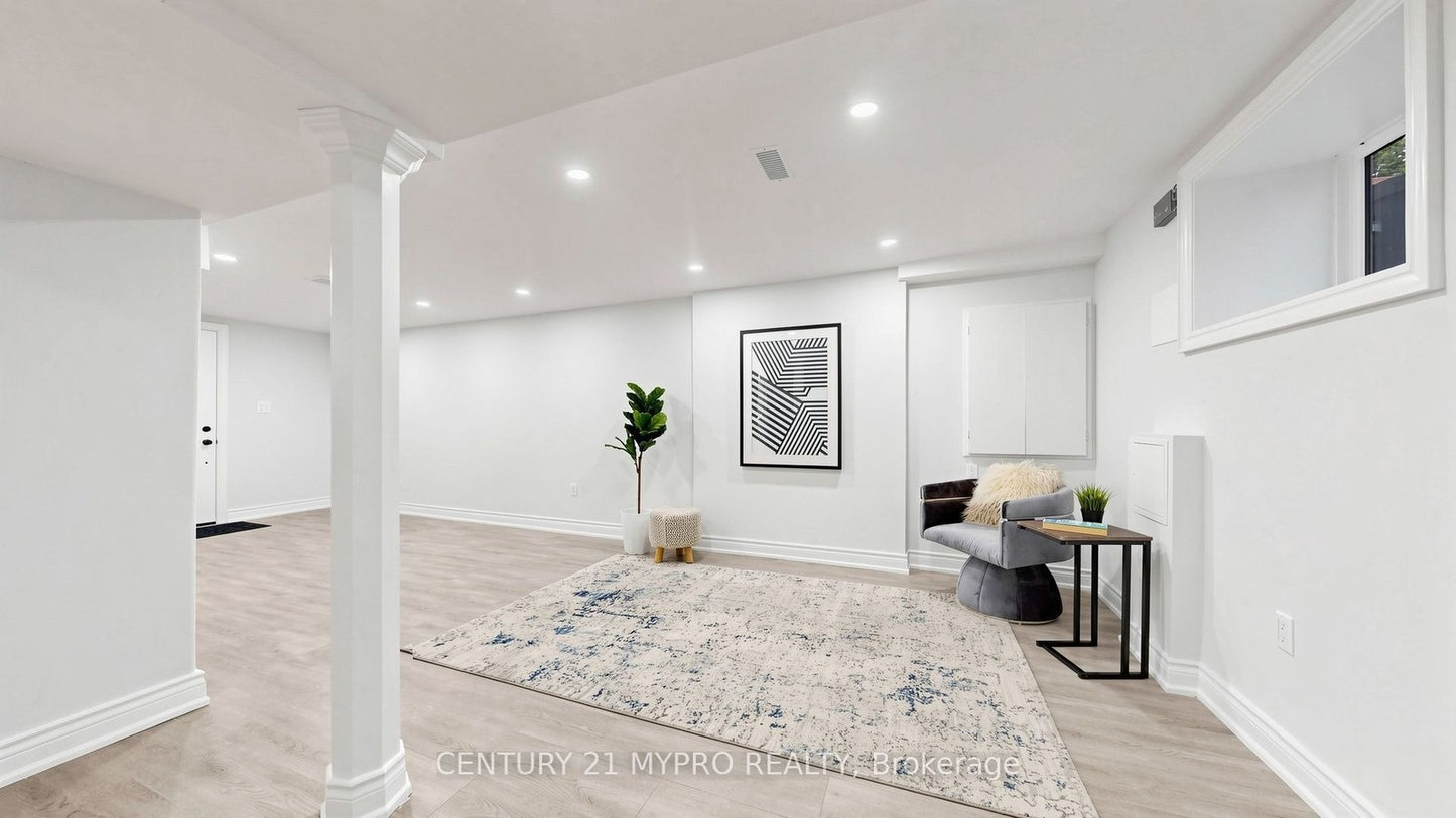 7 CHERRY NOOK GARDENS Toronto (Greenwood-Coxwell), Ontario M4L1J5