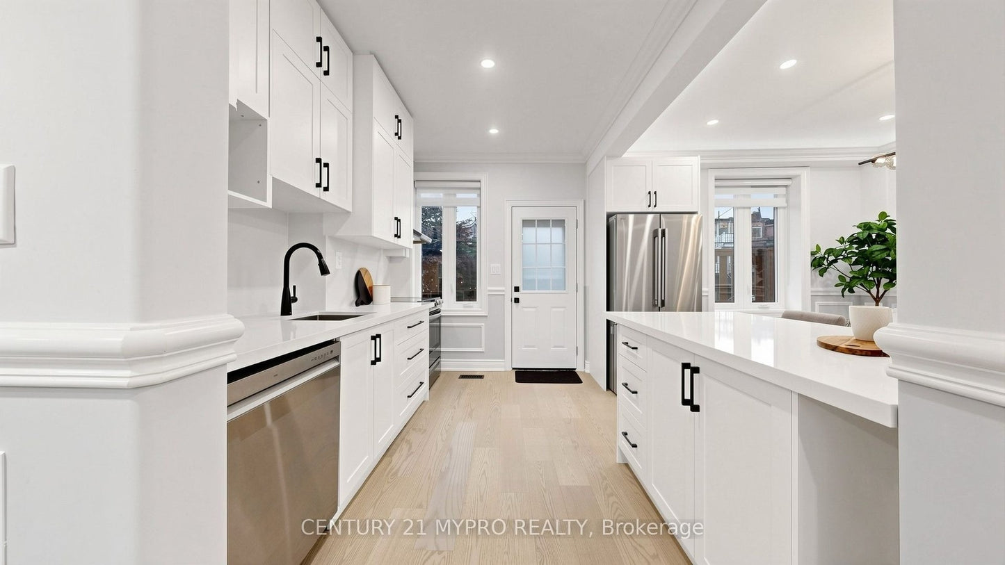 7 CHERRY NOOK GARDENS Toronto (Greenwood-Coxwell), Ontario M4L1J5