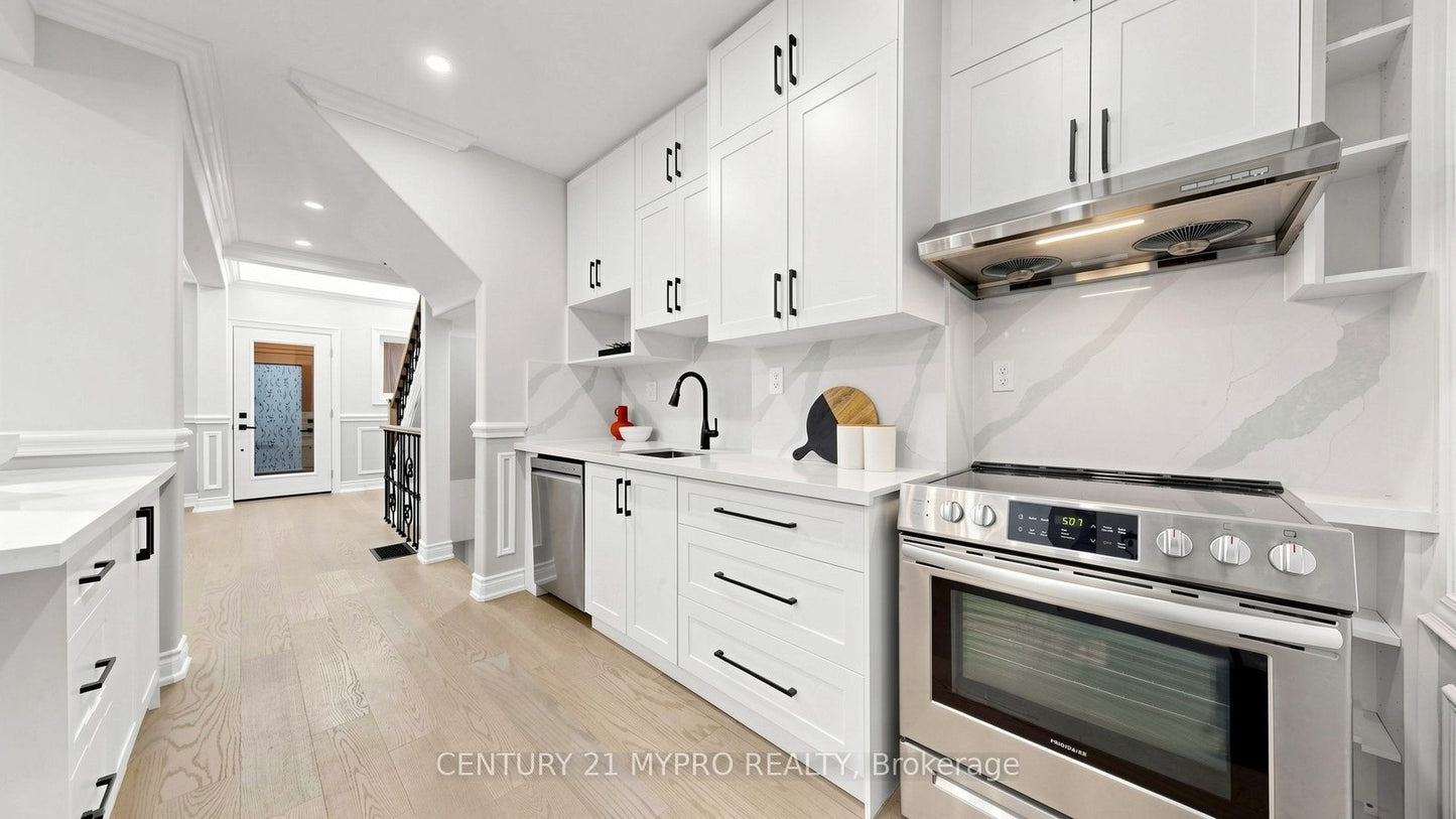 7 CHERRY NOOK GARDENS Toronto (Greenwood-Coxwell), Ontario M4L1J5
